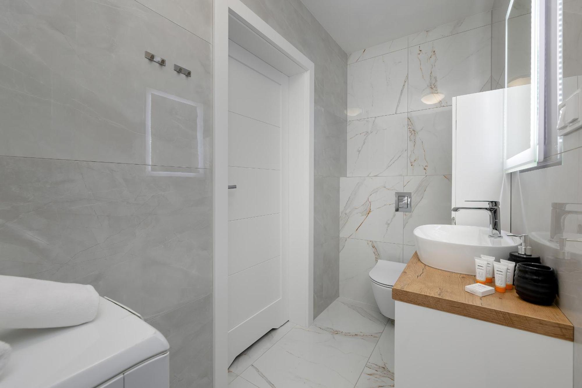 Beautiful With Garden & Parking By Renters Apartment