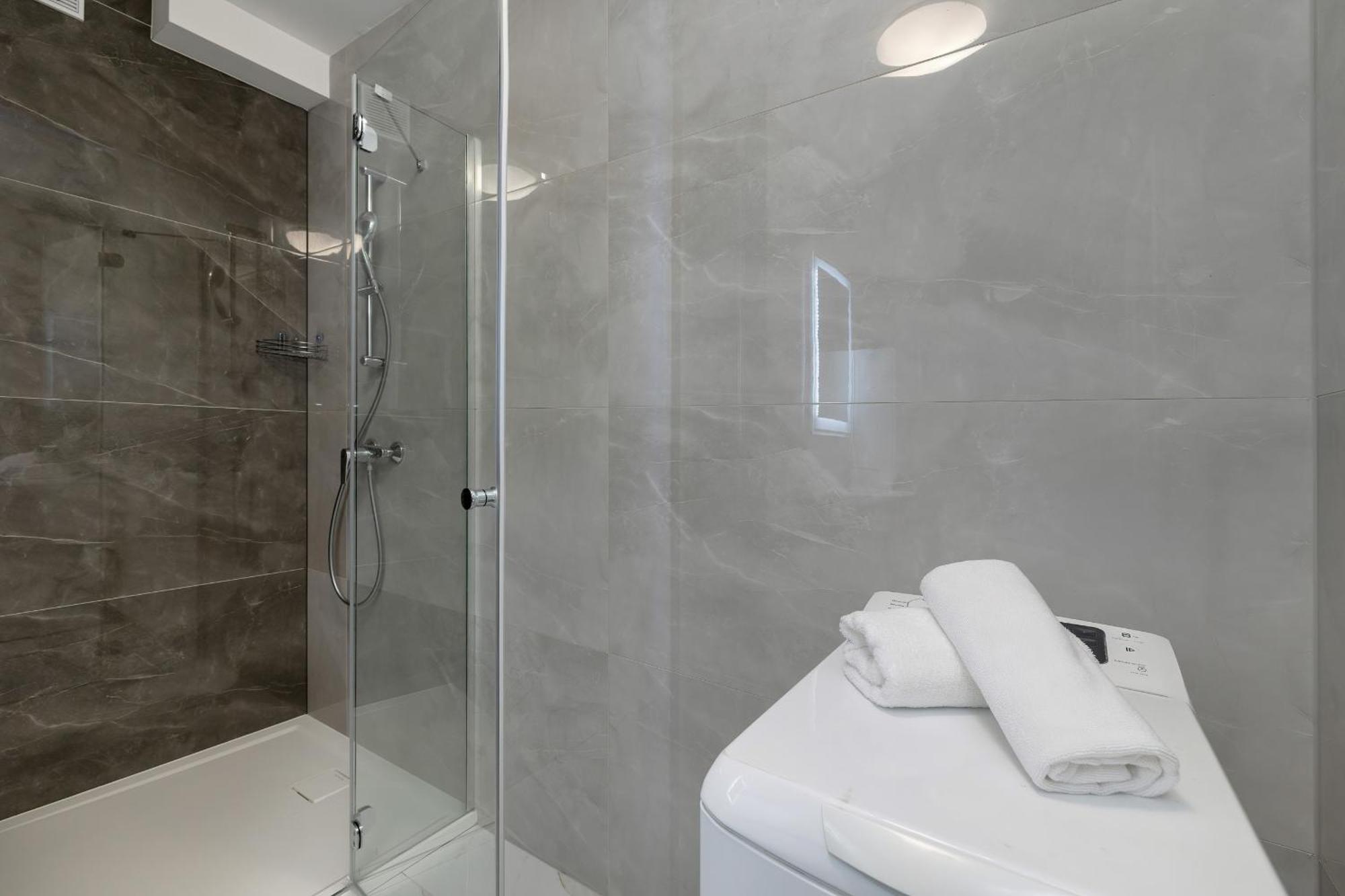 Beautiful With Garden & Parking By Renters *